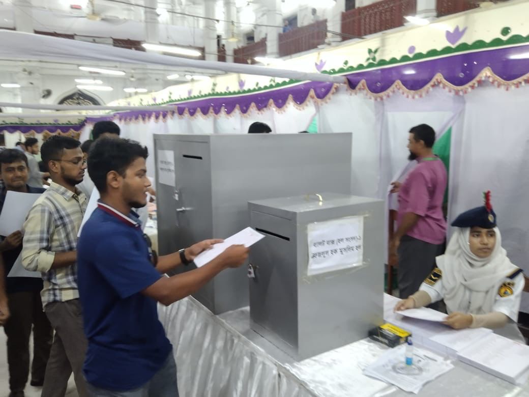 A student casts her vote at the Curzon Hall polling center during the 38th Dhaka University Central Students' Union (DUCSU) election on Tuesday, September 9, 2025. Photo: Ali Hossain Mintu 